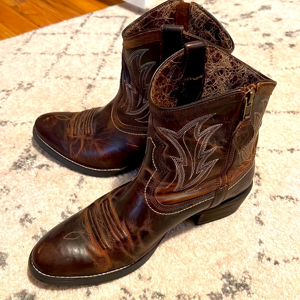 Arias “Billie” Women’s Ankle Booties, size 8